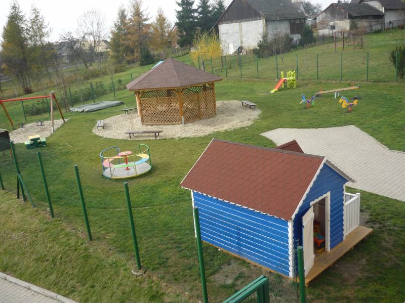 Wyposażenie placu zabaw wraz z bezpiecznymi nawierzchniami przy Samorządowym Przedszkolu w Polance Wielkiej