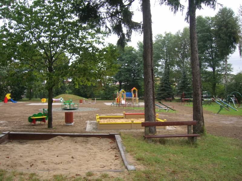 Budowa ogólnodostępnych placów zabaw wraz z miejscami postojowymi przy Przedszkolach na terenie Gminy Przeciszów.