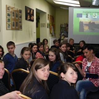 „Organizacja bibliotecznych warsztatów edukacyjnych na temat lokalnego dziedzictwa obszaru objętego LSR; udostępnienie stanowisk komputerowych z przyłączem do internetu oraz rozwój bazy informacji turystycznej w tym wydanie folderu”